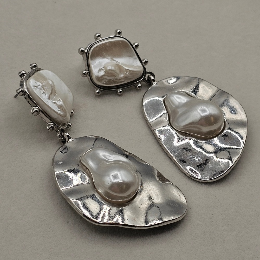 Silver Tone Earrings Baroque Simulated Pearl Hammered Metal Drop Modern - Picture 14 of 14